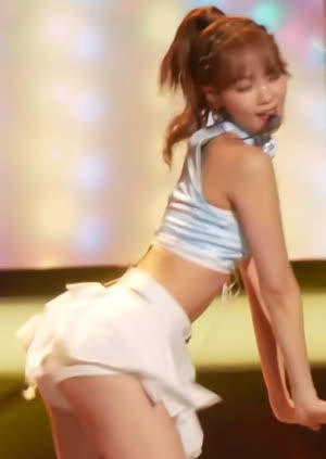 르세라핌 김채원 털어주는 엉덩이