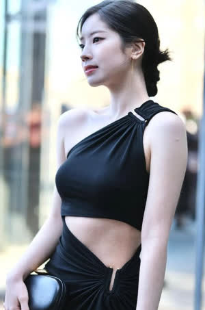 뉴욕에 간 트와이스 다현 블랙 드레스 몸매