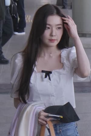 레드벨벳 아이린 흰옷에 검정리본 포인트 공항 패션 미모