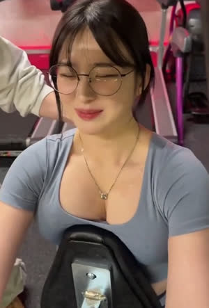 운동하는 모델 김우현 눌린 가슴골