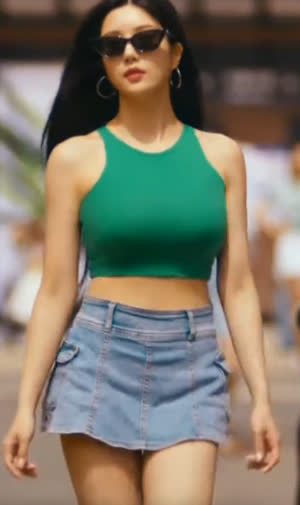 스프라이트 모델 권은비 걸어오는 녹색 민소매