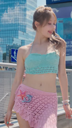 MV 안에서 워터밤을 찍는 키스오브라이프 벨,나띠 수영복 몸매
