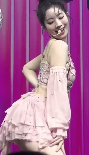 핑크빛 주름치마 살랑거리는 트와이스 다현 뽀얀 허벅지