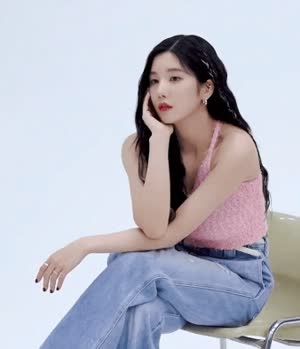 묵직한 핑크 민소매 강혜원 권은비