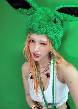 전소미 초록 토끼 모자를 흰 나시 위에서 찍은 셀카 가슴골