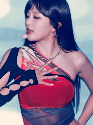 레드벨벳 슬기 섹시한 원오프숄더 빨간 민소매 탄탄한 구릿빛