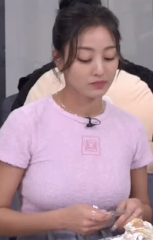 트와이스 지효 이태리 타월 느낌 묵직한 티셔츠